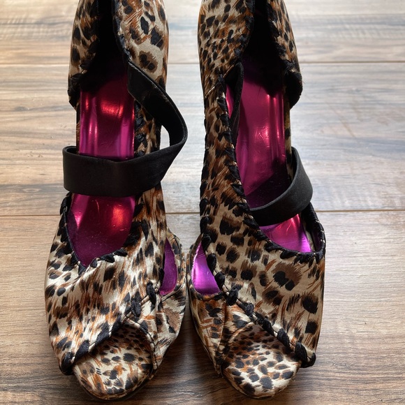 Buckle cheetah shoes. - Picture 2 of 3